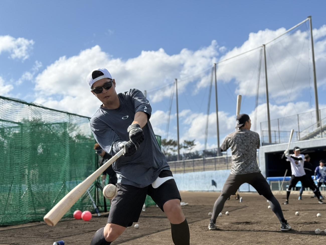 自主トレで、打撃練習をおこなう中村奨（球団提供）