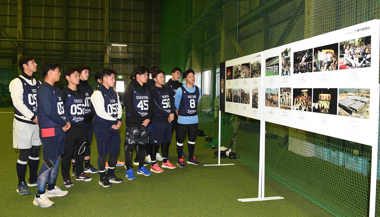 展示された阪神・淡路大震災の写真を見るオリックスの新人選手（撮影・前岡正明）