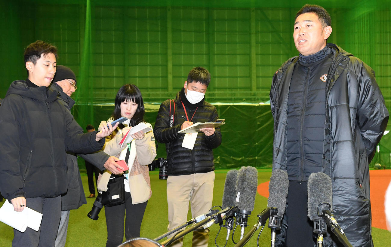 阪神・淡路大震災について記者の質問に答えるオリックス平井コーチ（撮影・前岡正明）