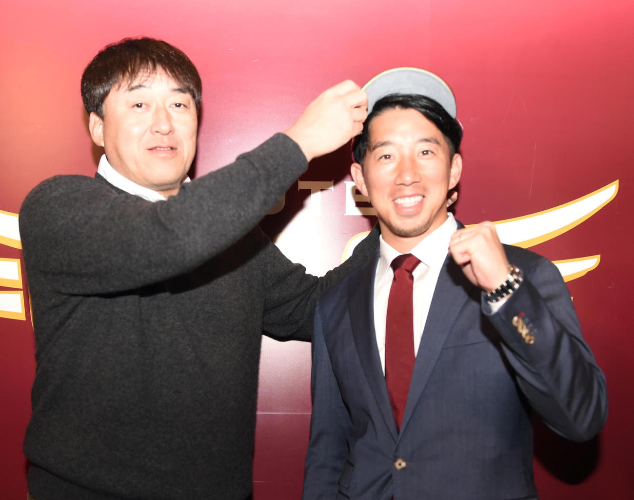 ヤクルトからトレードで加入し入団会見を行った楽天今野（右）と石井GM（撮影・山田愛斗）