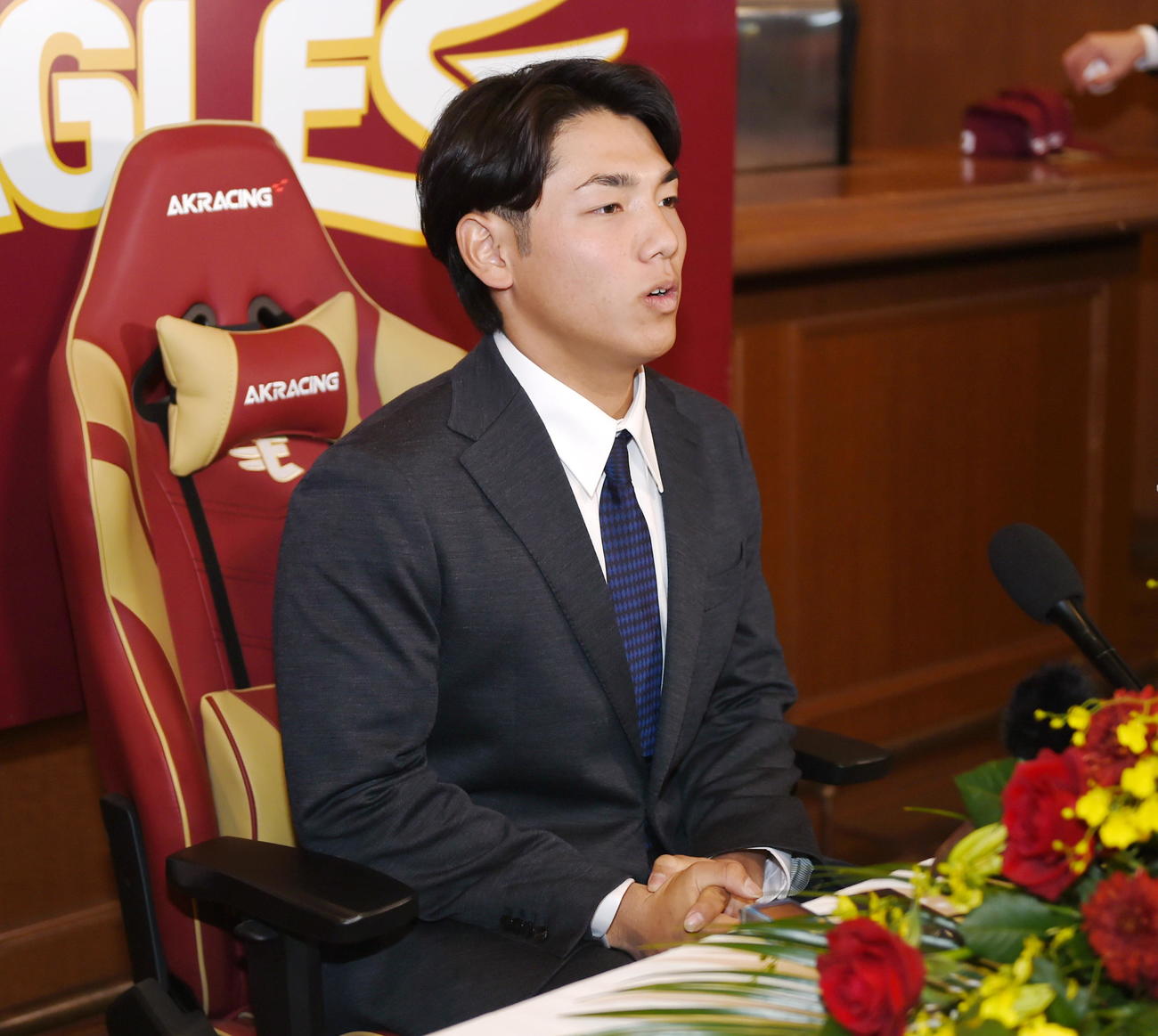 入団会見を行った楽天小森（撮影・山田愛斗）