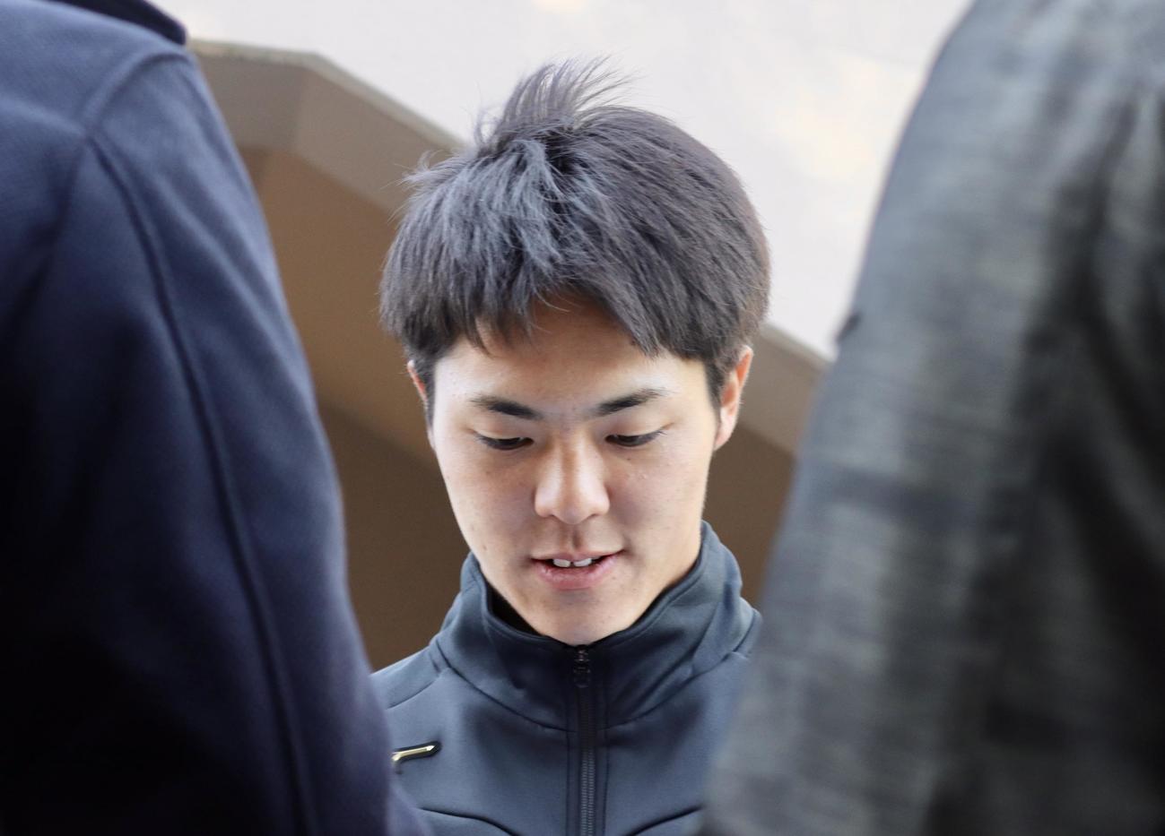 ファンサービスを行うドラフト1位の柴田（撮影・黒須亮）