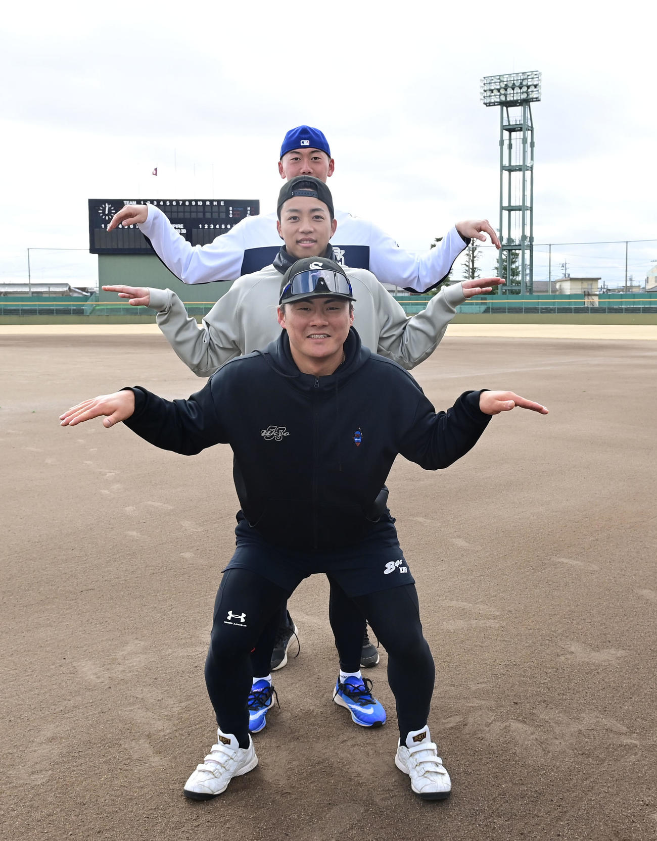 西武村田（奥）、中日岡林（中央）とともにかもめポーズを取る阪神前川（撮影・和賀正仁）