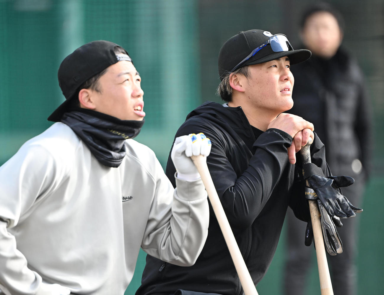 中日岡林（左）と合同自主トレをする阪神前川（撮影・和賀正仁）