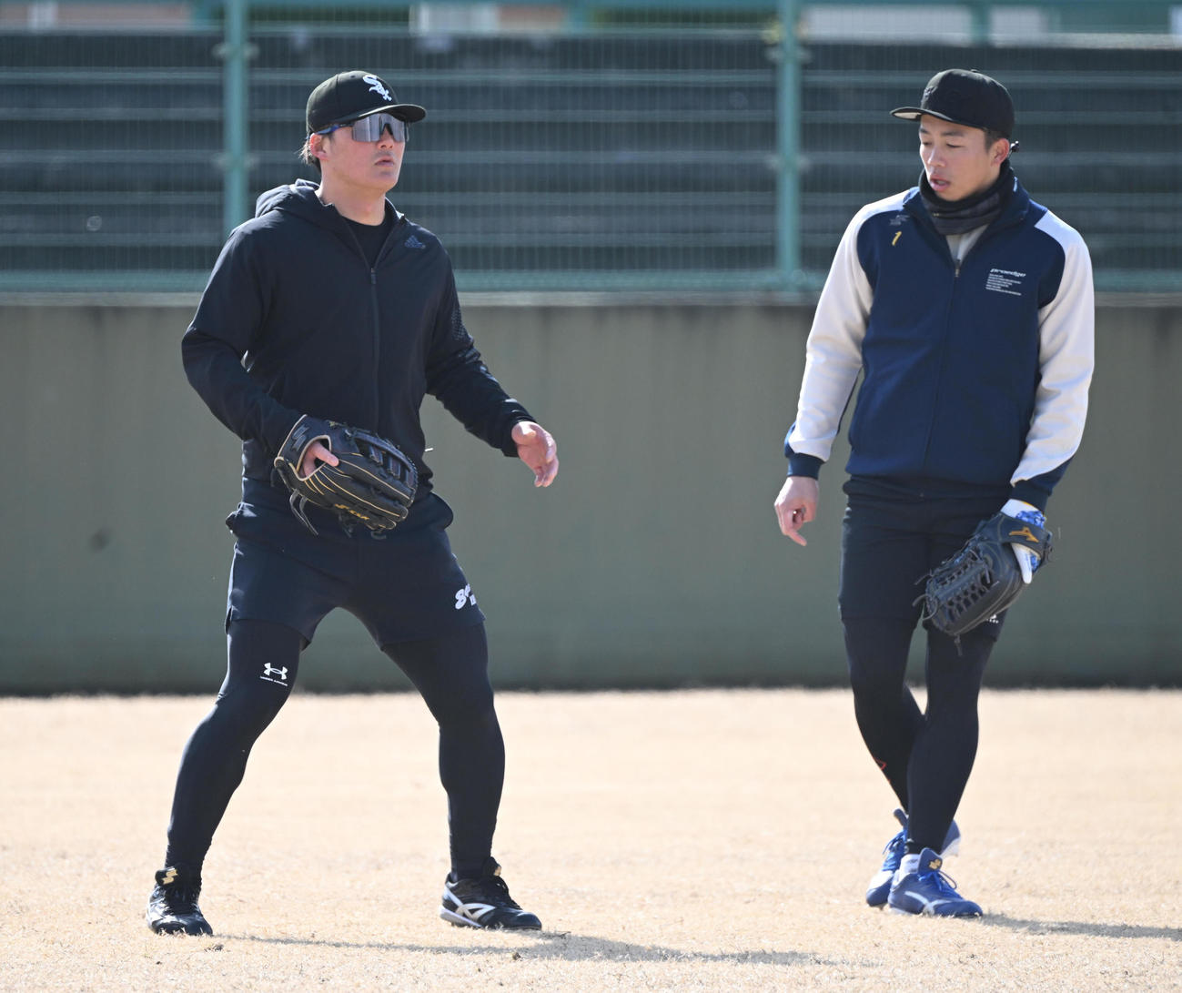 中日岡林（右）から守備のアドバイスを受ける阪神前川（撮影・和賀正仁）