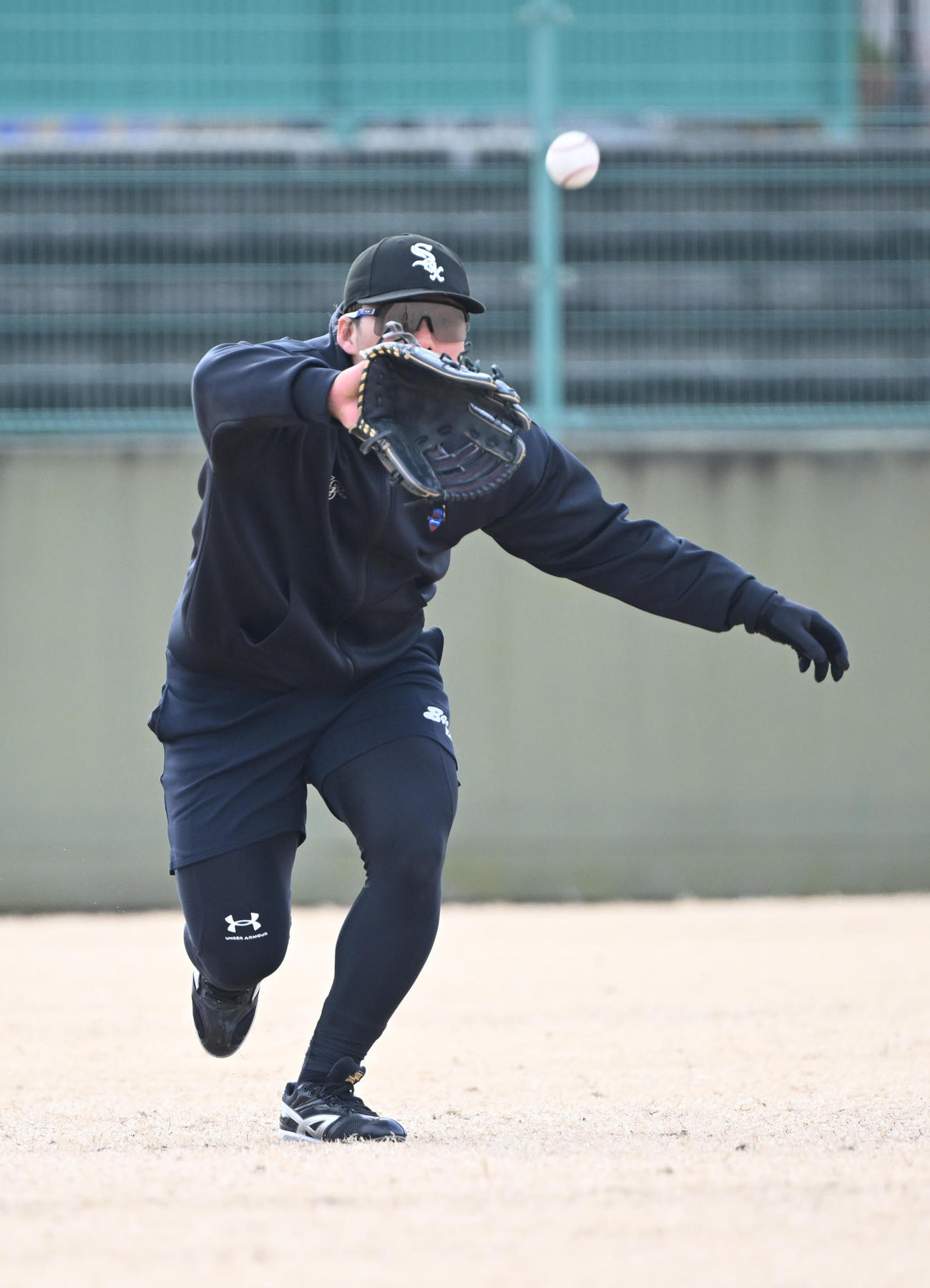 レフトに入りノックを受ける阪神前川（撮影・和賀正仁）