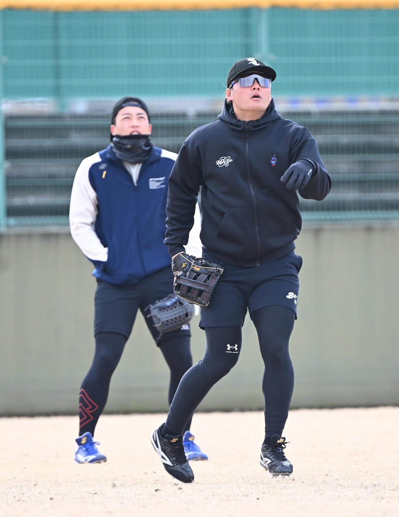 中日岡林（左）と合同自主トレをする阪神前川（撮影・和賀正仁）