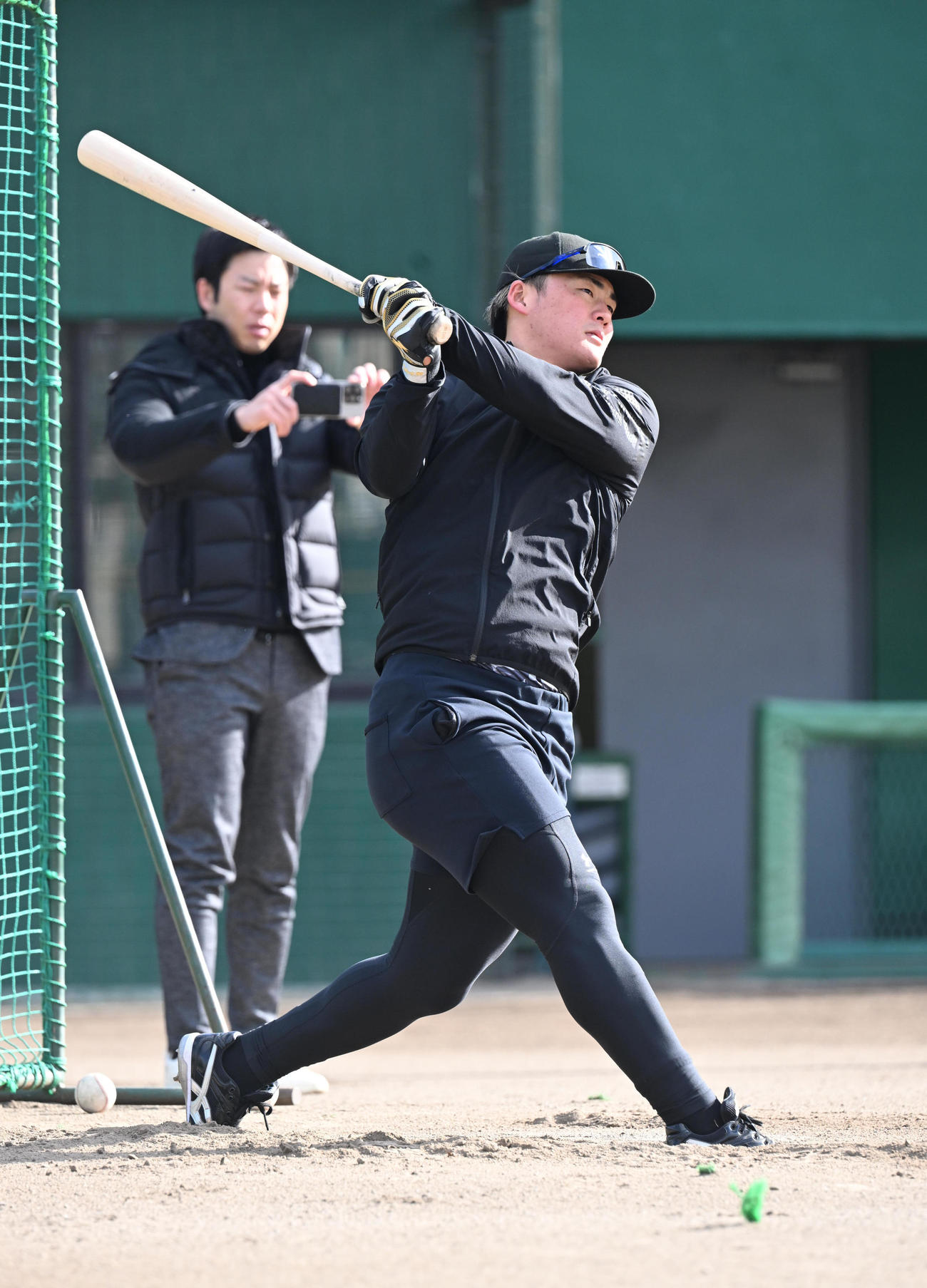 自主トレを公開しフリー打撃をする阪神前川（撮影・和賀正仁）