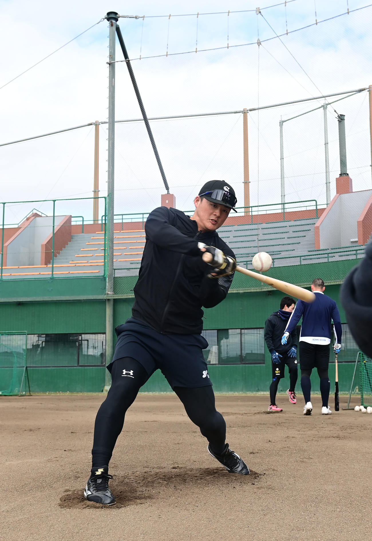 自主トレを公開しロングティーを行う阪神前川（撮影・和賀正仁）