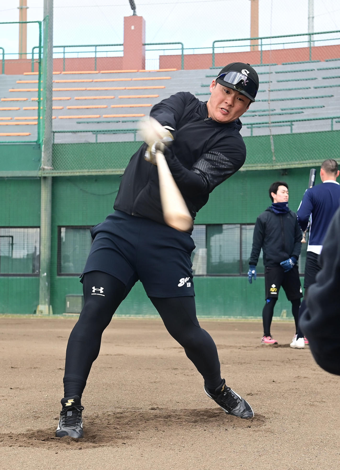 自主トレを公開しロングティーを行う阪神前川（撮影・和賀正仁）