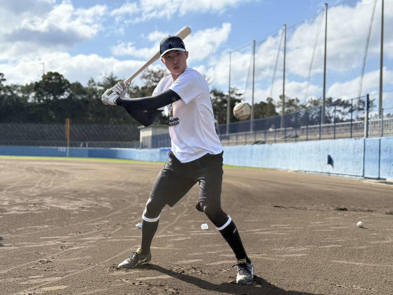 自主トレで、打撃練習をおこなう勝又（球団提供）