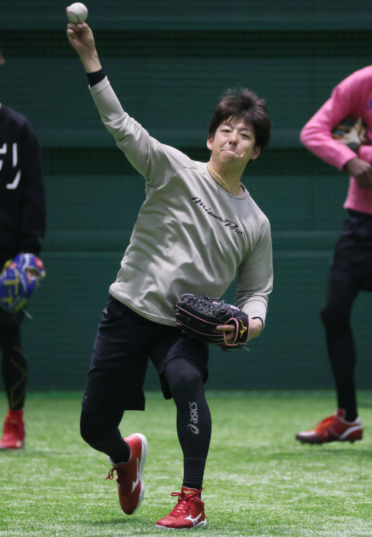 合同自主トレで、ノックを受ける広島野間（撮影・加藤孝規）