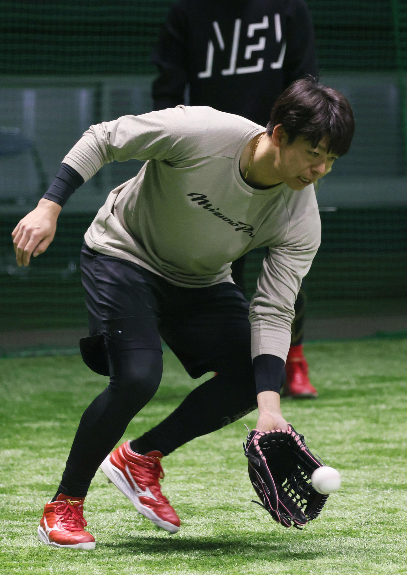 合同自主トレで、ノックを受ける広島野間（撮影・加藤孝規）