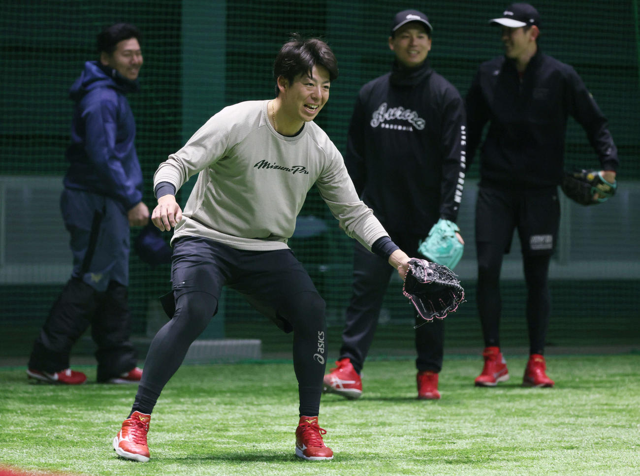 合同自主トレで、ノックを受ける広島野間（撮影・加藤孝規）