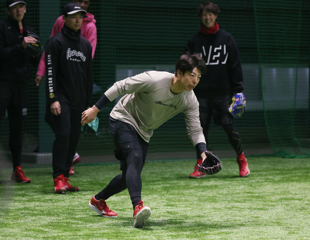 合同自主トレで、ノックを受ける広島野間（撮影・加藤孝規）