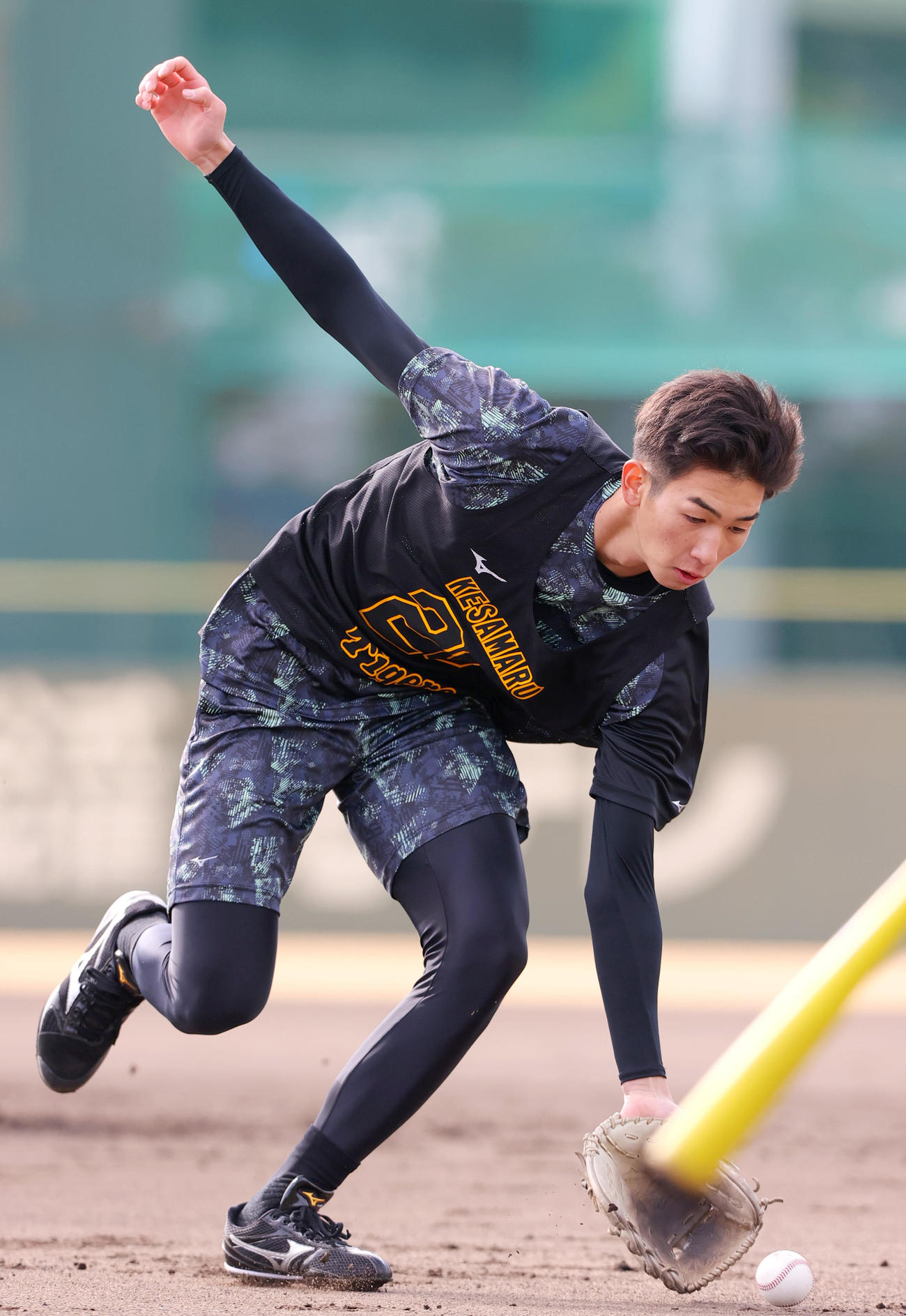 阪神新人合同自主トレで汗を流す今朝丸（撮影・上山淳一）