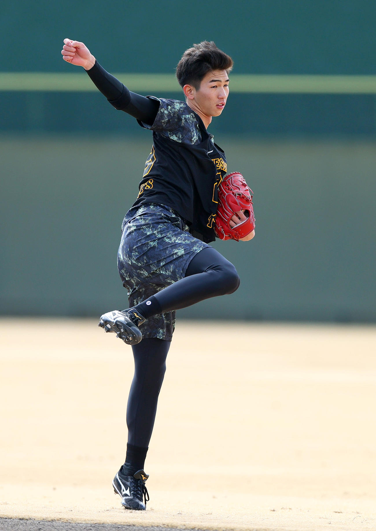 阪神新人合同自主トレでキャッチボールする今朝丸（撮影・上山淳一）