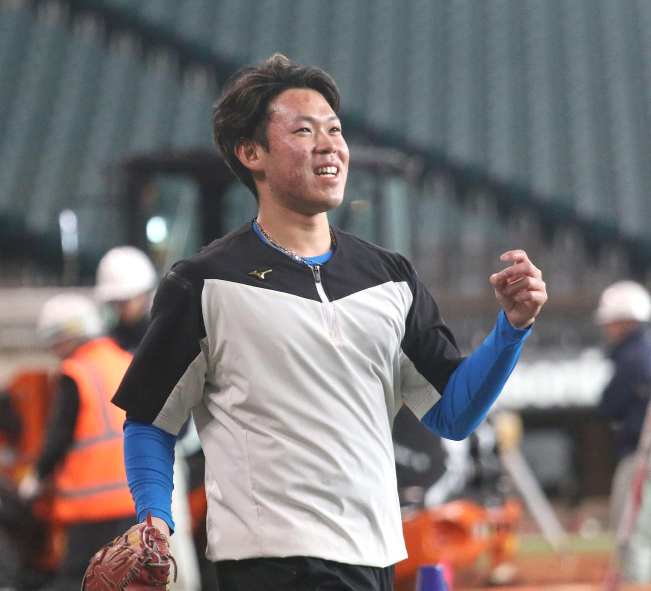 エスコンフィールドで自主トレを行った日本ハム根本（撮影・木下大輔）