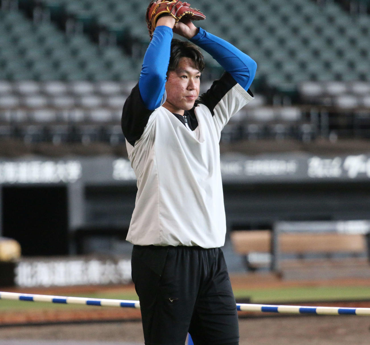 エスコンフィールドでの自主トレでワインドアップでキャッチボールを行う日本ハム根本（撮影・木下大輔）