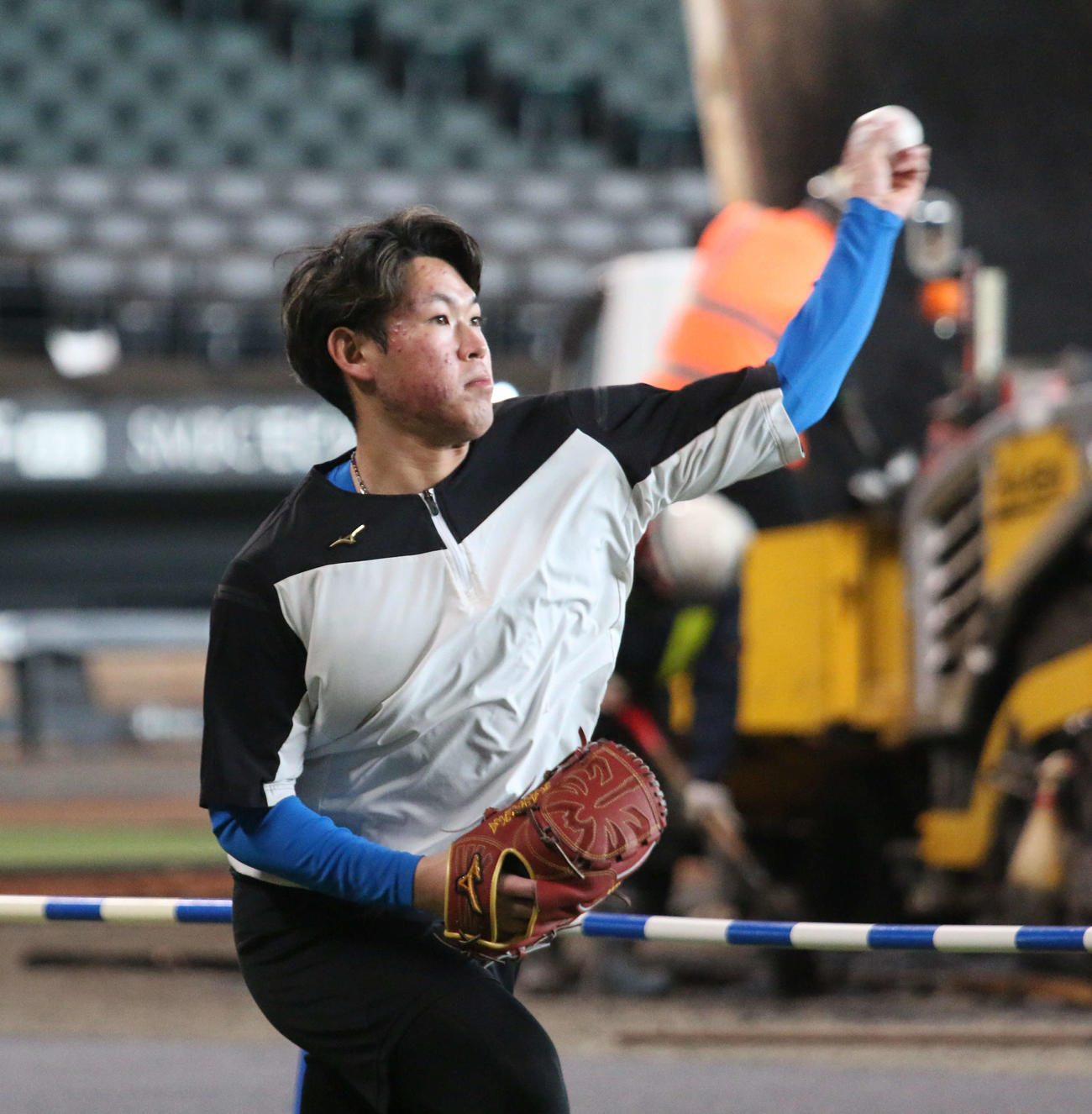 エスコンフィールドで自主トレを行った日本ハム根本（撮影・木下大輔）
