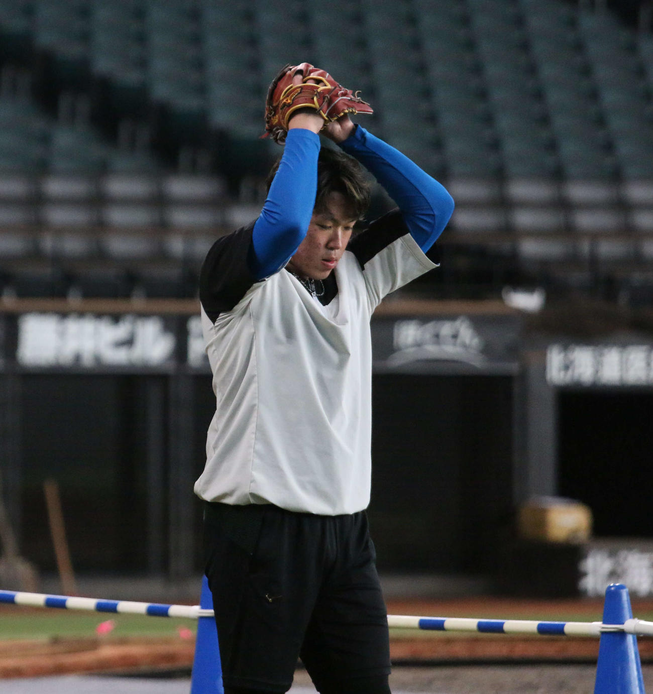 エスコンフィールドでの自主トレでワインドアップでキャッチボールを行う日本ハム根本（撮影・木下大輔）