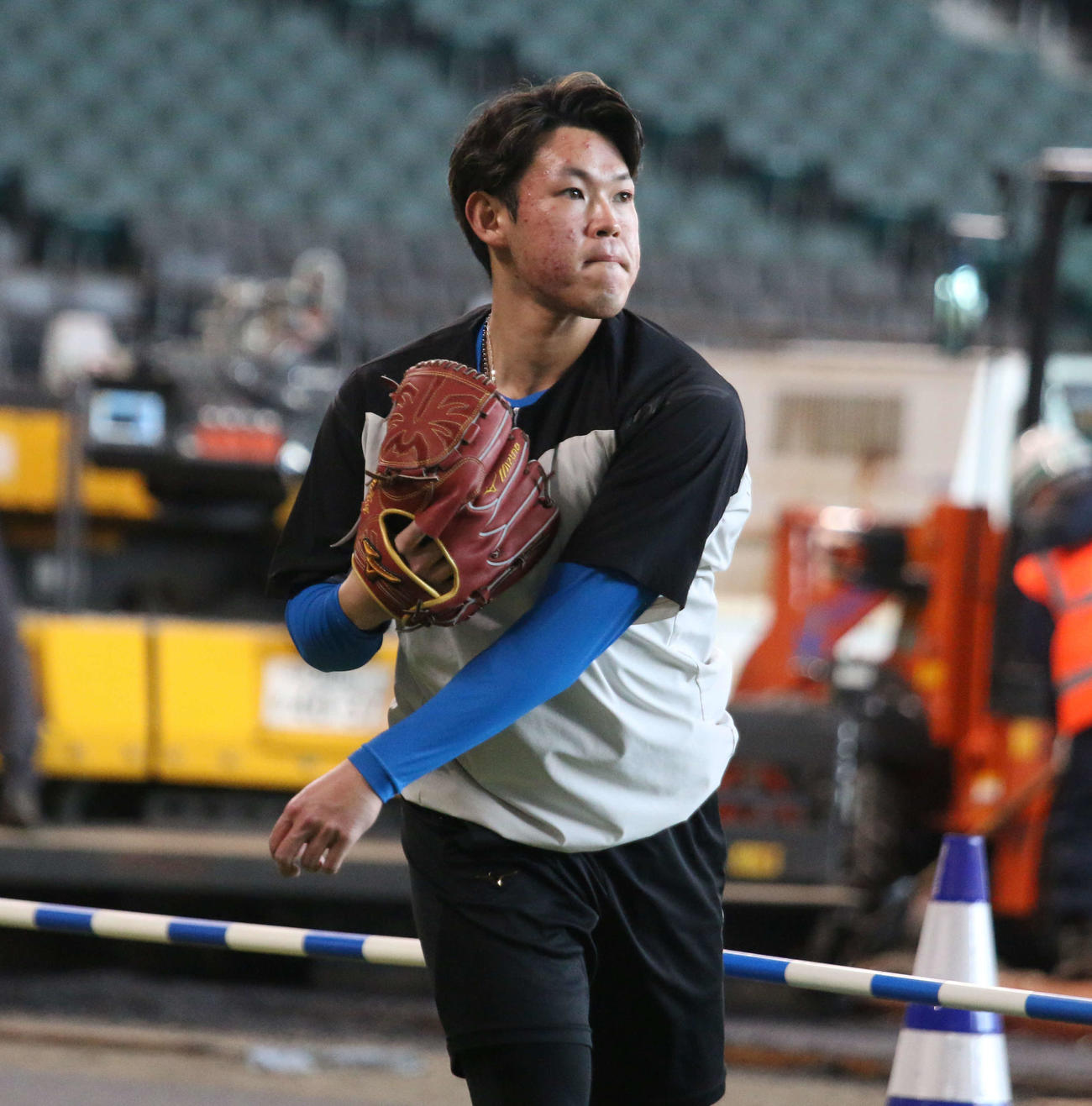 エスコンフィールドで自主トレを行った日本ハム根本（撮影・木下大輔）