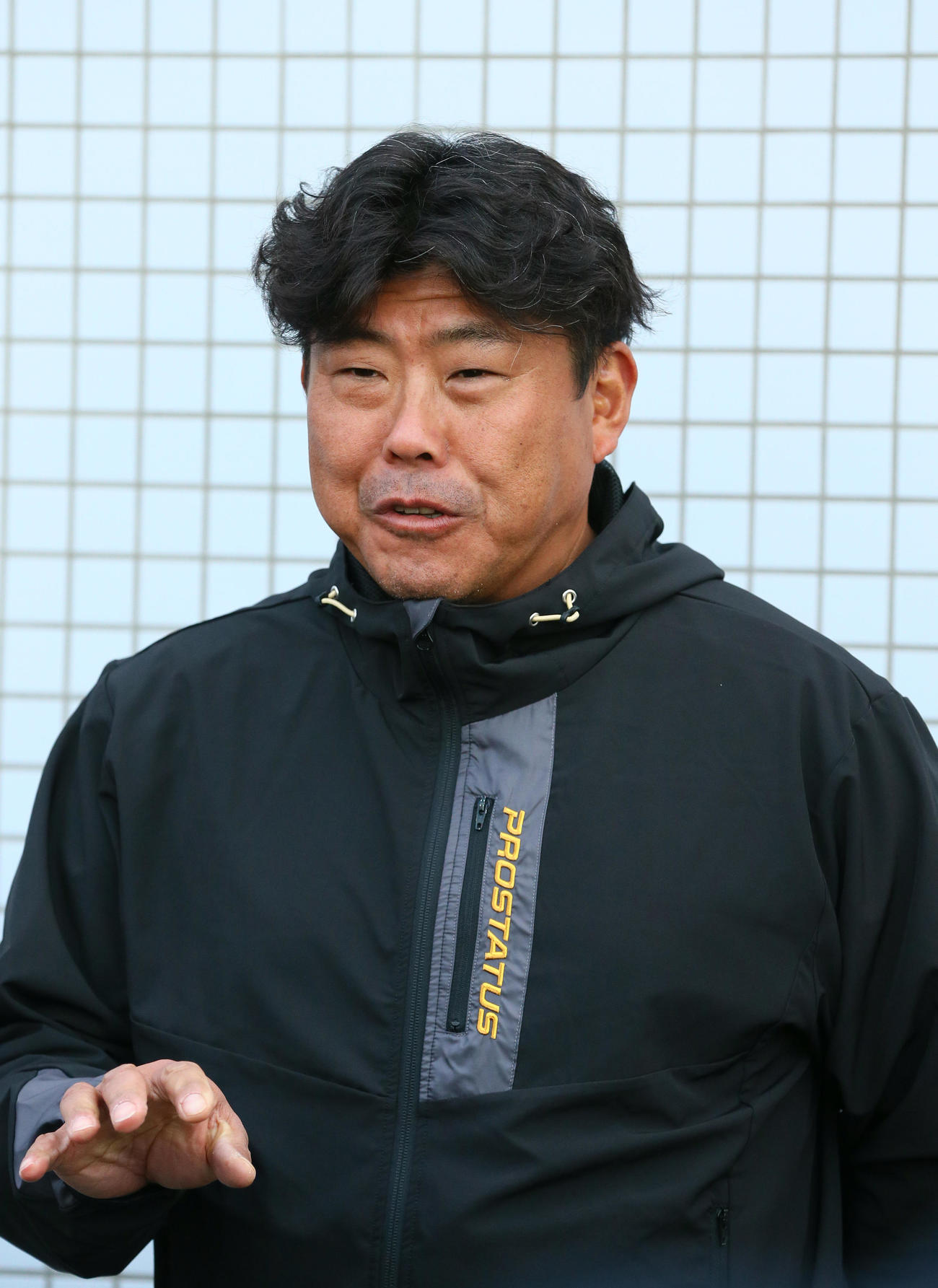 報道陣に話す北川2軍打撃コーチ（撮影・上山淳一）