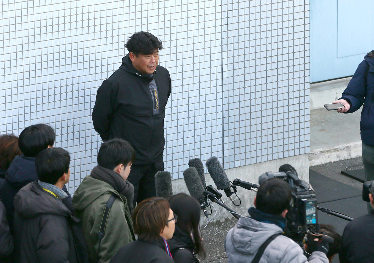 阪神淡路大震災を振り返り報道陣に話す阪神北川2軍打撃コーチ（撮影・上山淳一）