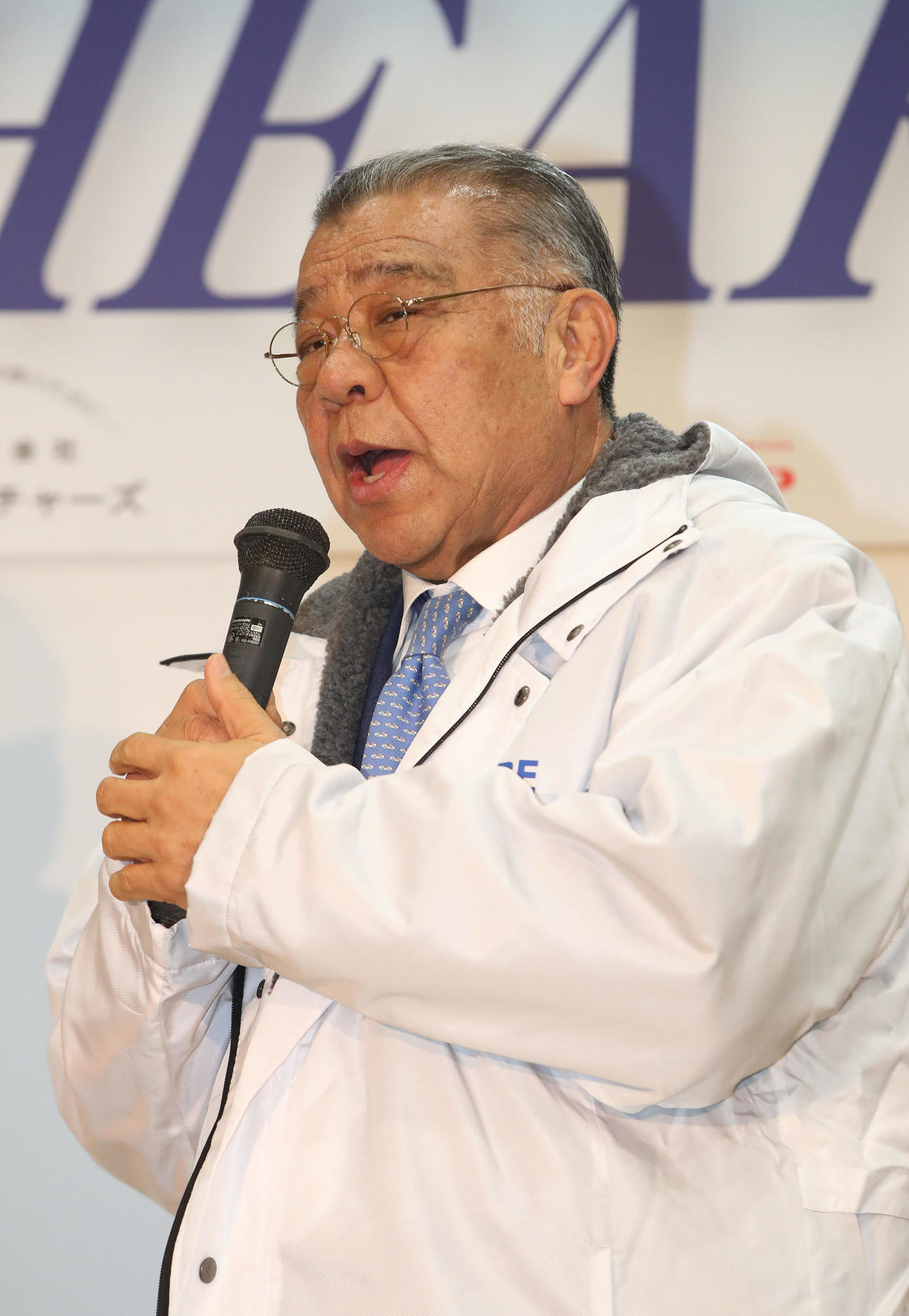 神戸震災復興フリーライブのトークショーに参加する司会の左から阪神OB掛布氏（撮影・白石智彦）