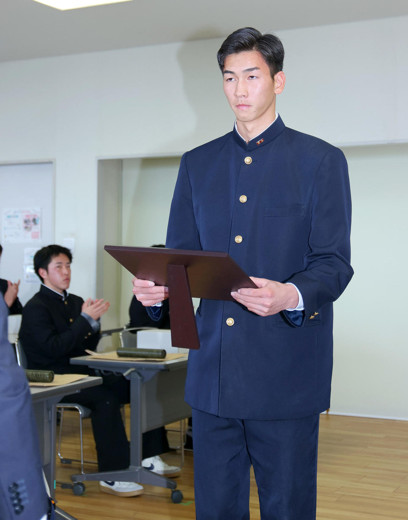 阪神ドラフト2位の報徳学園・今朝丸は兵庫県高校野球連盟2024年度の優秀選手に輝き表彰を受ける（撮影・上山淳一）