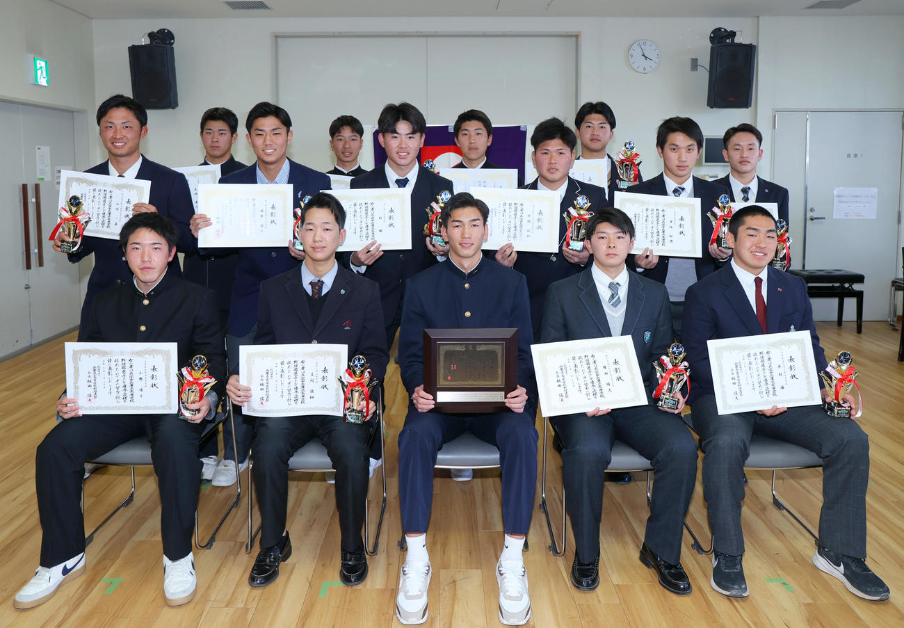 兵庫県高校野球連盟表彰式で記念写真に納まる阪神ドラフト2位の報徳学園・今朝丸（前列中央）（撮影・上山淳一）
