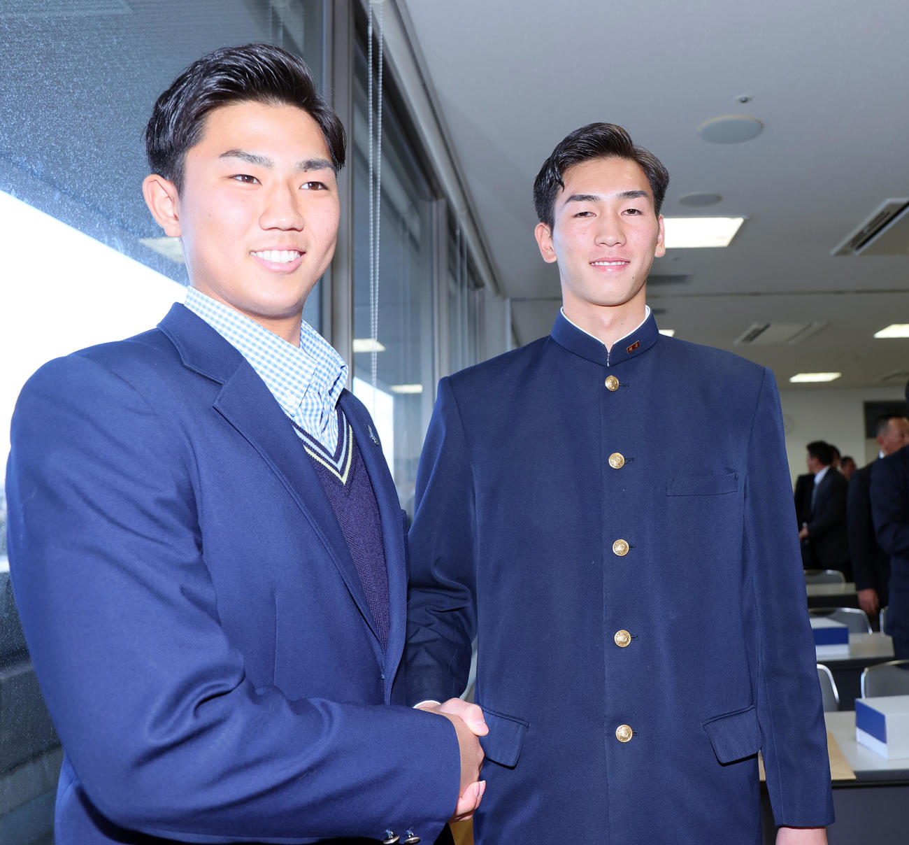 阪神ドラフト2位の報徳学園・今朝丸（右）は兵庫県高校野球連盟表彰式で須磨翔風の槙野と笑顔で写真に納まる（撮影・上山淳一）
