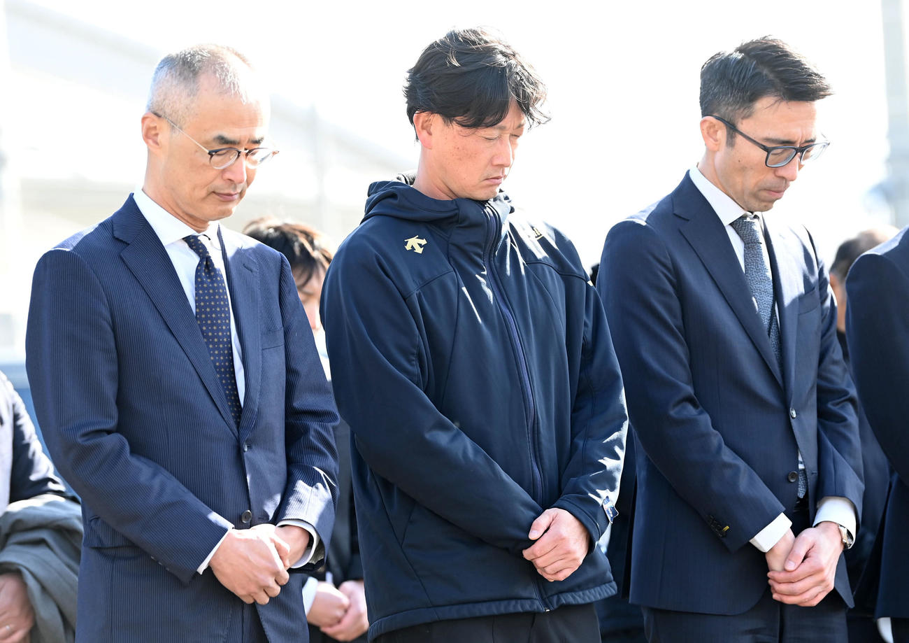 阪神・淡路大震災の犠牲者に黙とうをささげる左からオリックス湊球団社長（左）と岸田監督、小浜本部長（撮影・前岡正明）