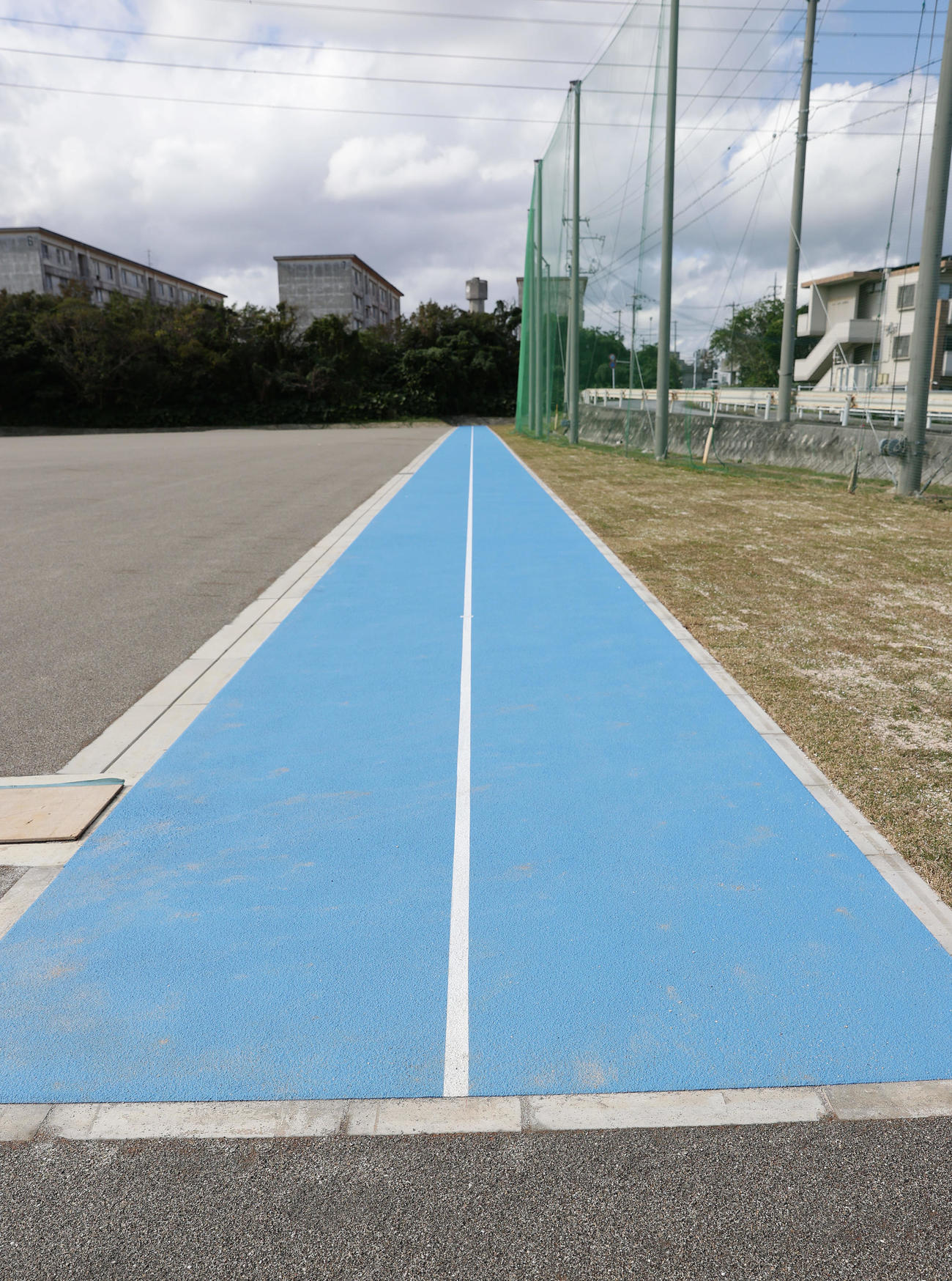 具志川野球場のサブグラウンドに新設された100メートル走路（撮影・前田充）