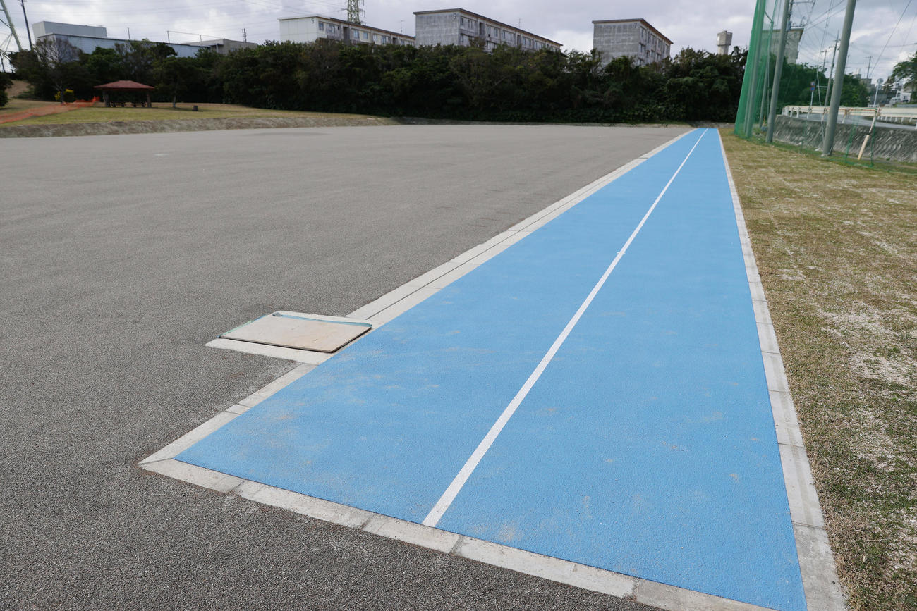 具志川野球場のサブグラウンドに新設された100メートル走路（撮影・前田充）