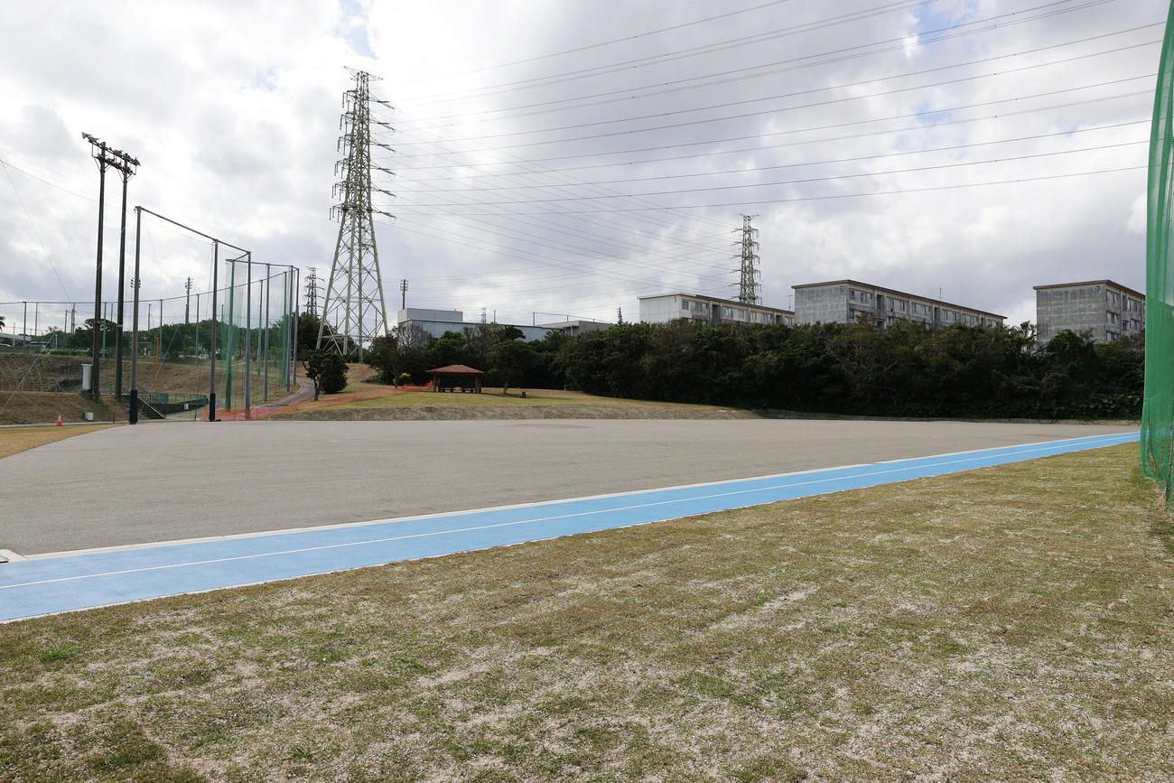 具志川野球場のサブグラウンドに新設された100メートル走路（撮影・前田充）