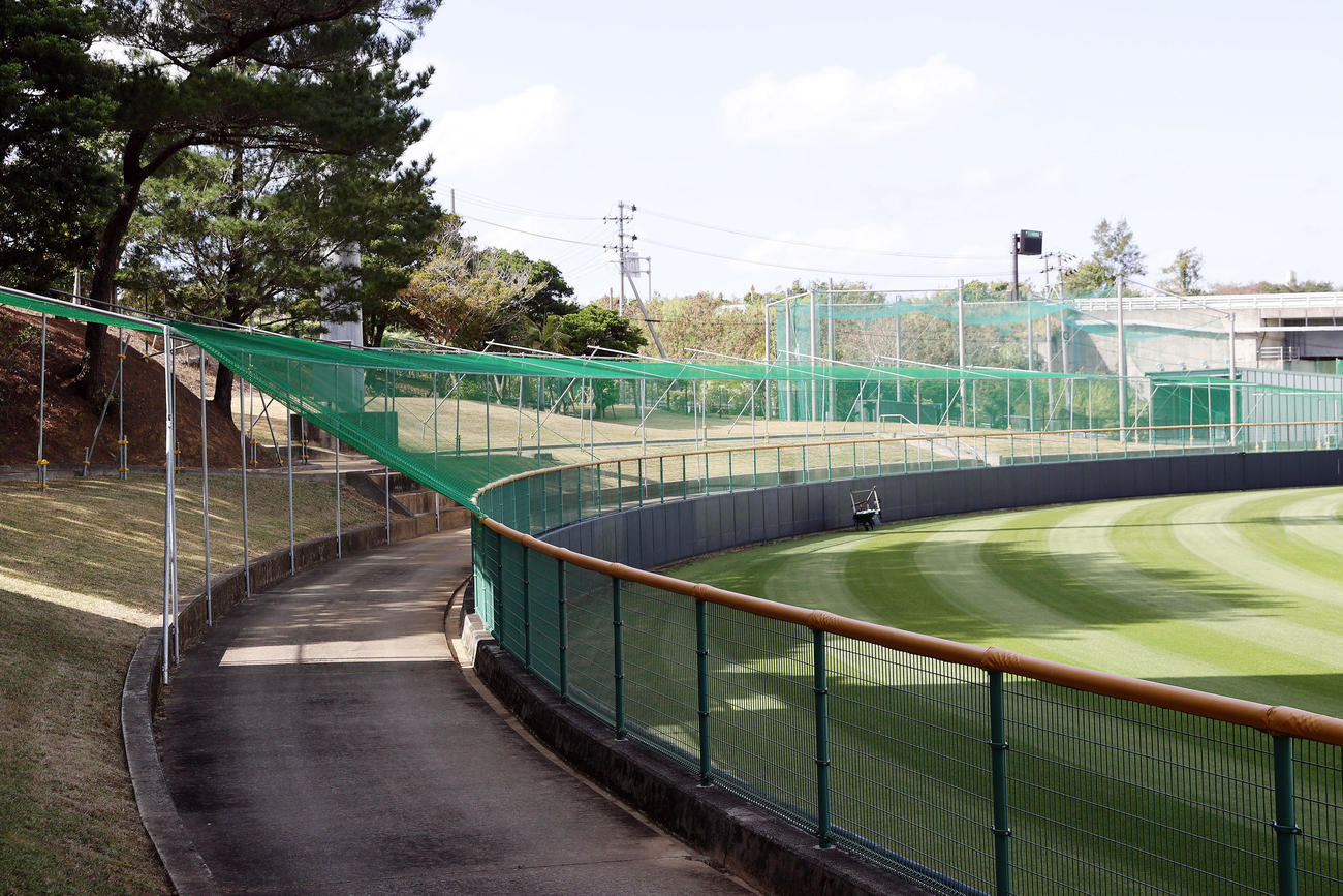 バイトするならエントリー宜野座スタジアムの右翼に設置されている防球ネット（撮影・前田充）