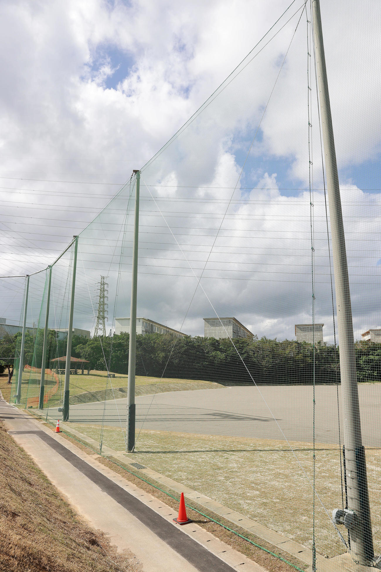 具志川野球場の防球ネット（撮影・前田充）