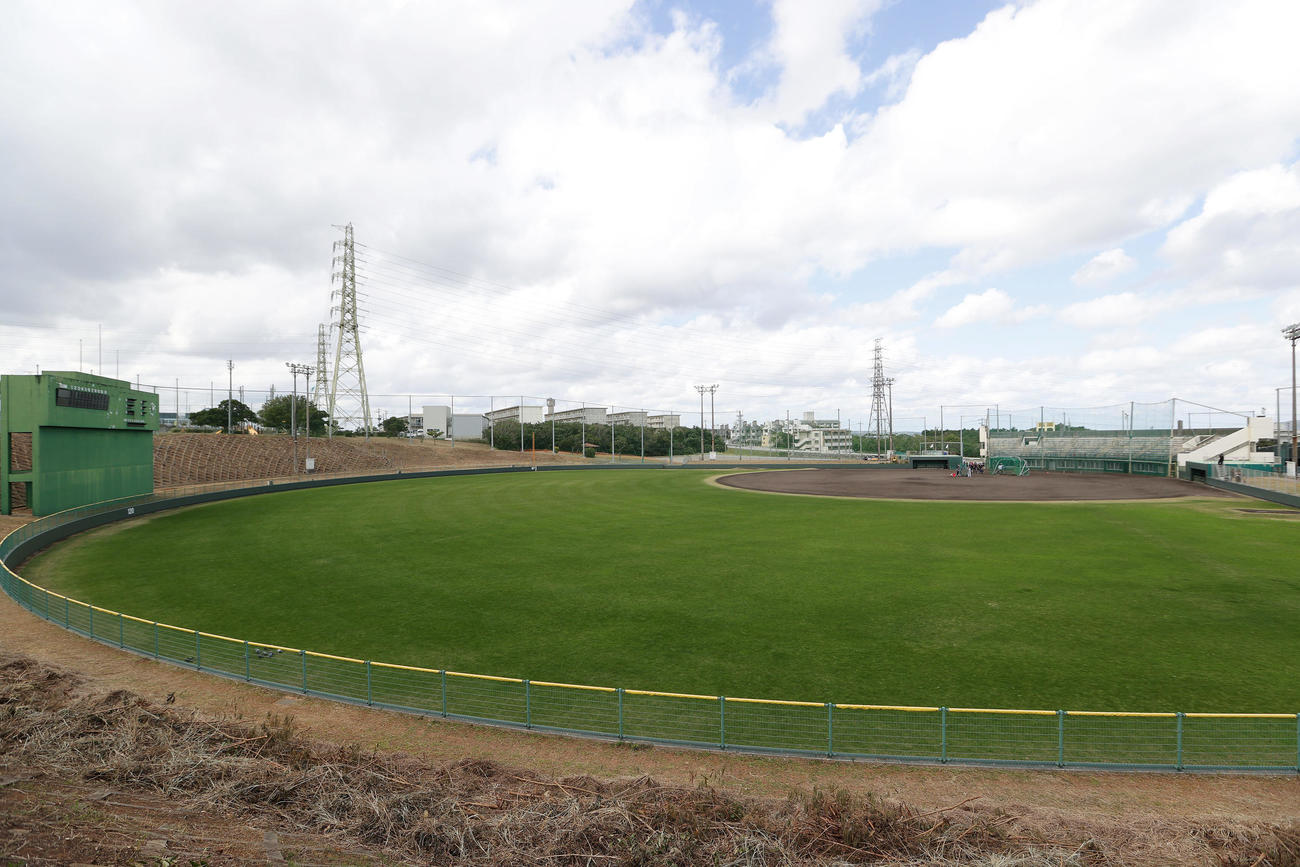 具志川野球場の全景（撮影・前田充）