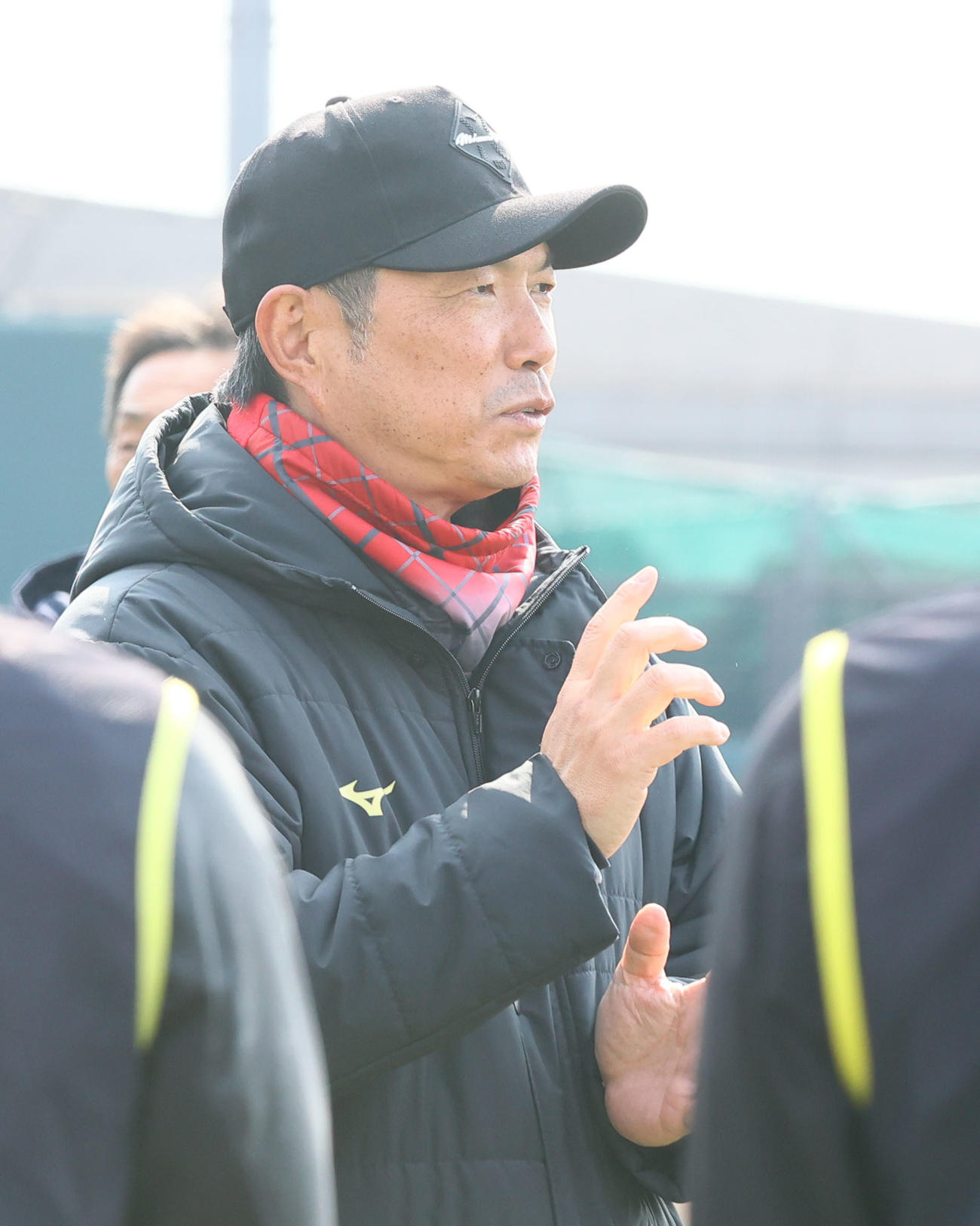 練習前、ルーキーたちに話をする小久保監督（撮影・梅根麻紀）