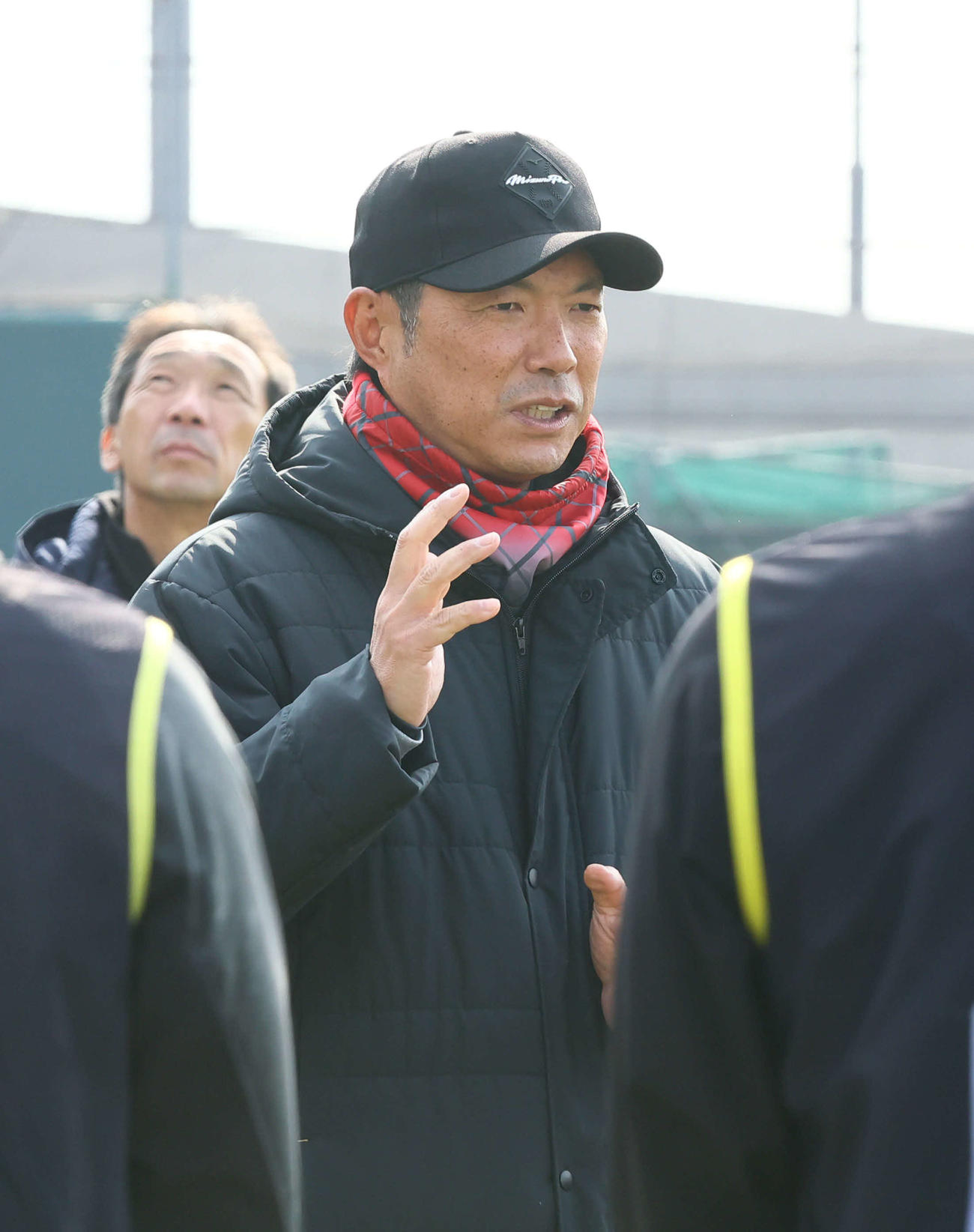 練習前、ルーキーたちに話をするソフトバンク小久保監督（撮影・梅根麻紀）
