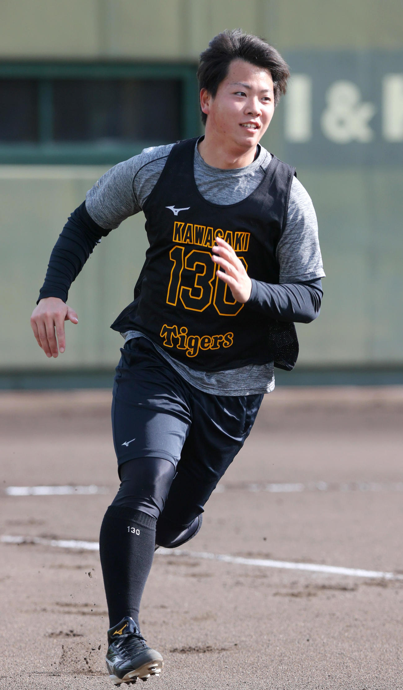 阪神新人合同自主トレに励む川崎（撮影・上山淳一）