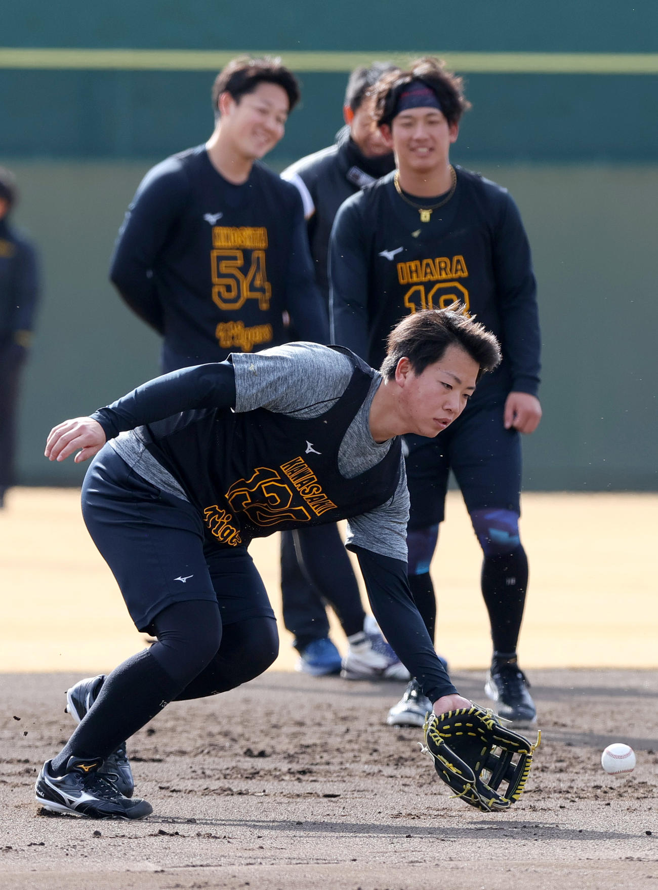 阪神新人合同自主トレで汗を流す川崎（手前）（撮影・上山淳一）