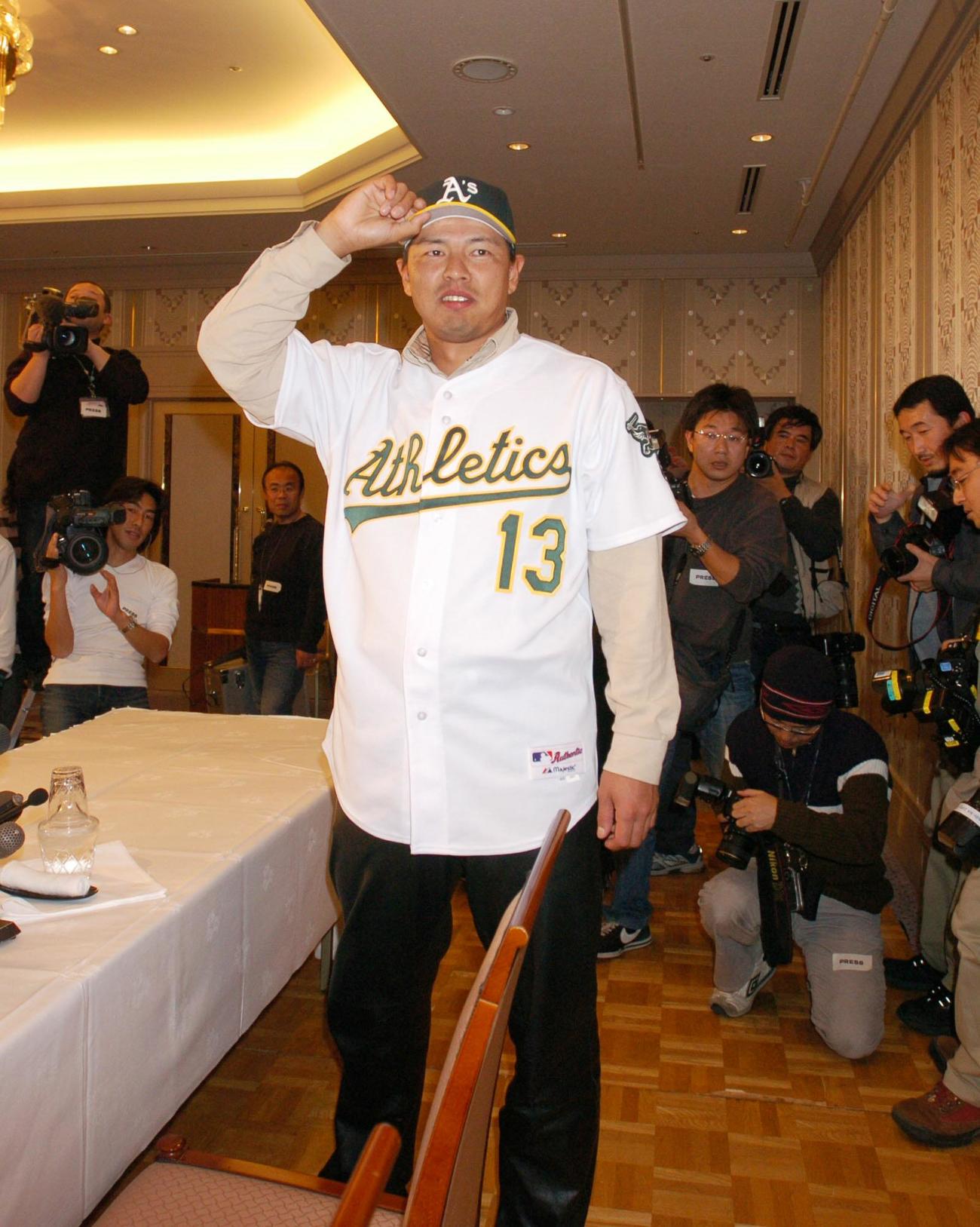 2005年1月、アスレチックス入団が決まった藪恵壹は会見を行いユニホーム姿を披露した