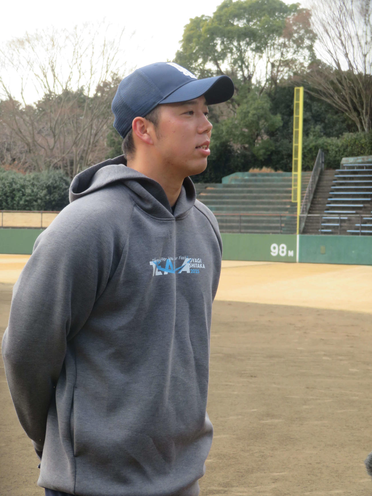 フィリーズとのマイナー契約が決まり、インタビューを受ける阪神青柳（撮影・磯綾乃）