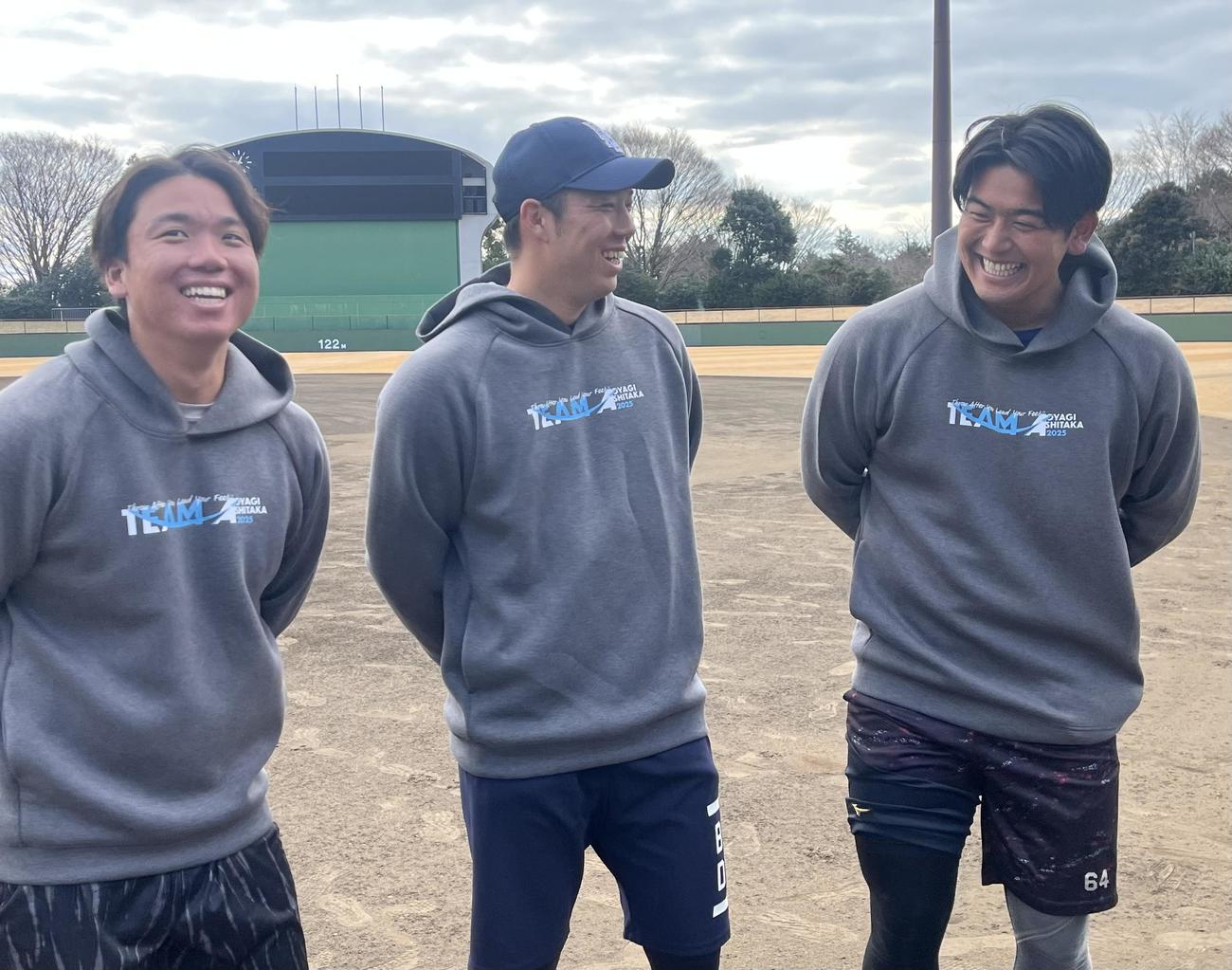 3人で笑い合う左から阪神村上、青柳、岡留（撮影・磯綾乃）