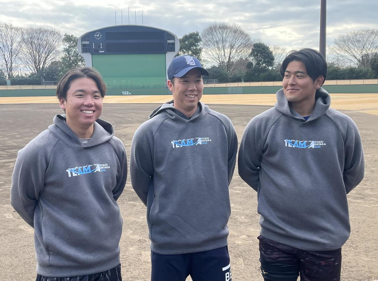 3人で記念撮影する左から阪神村上、青柳、岡留（撮影・磯綾乃）
