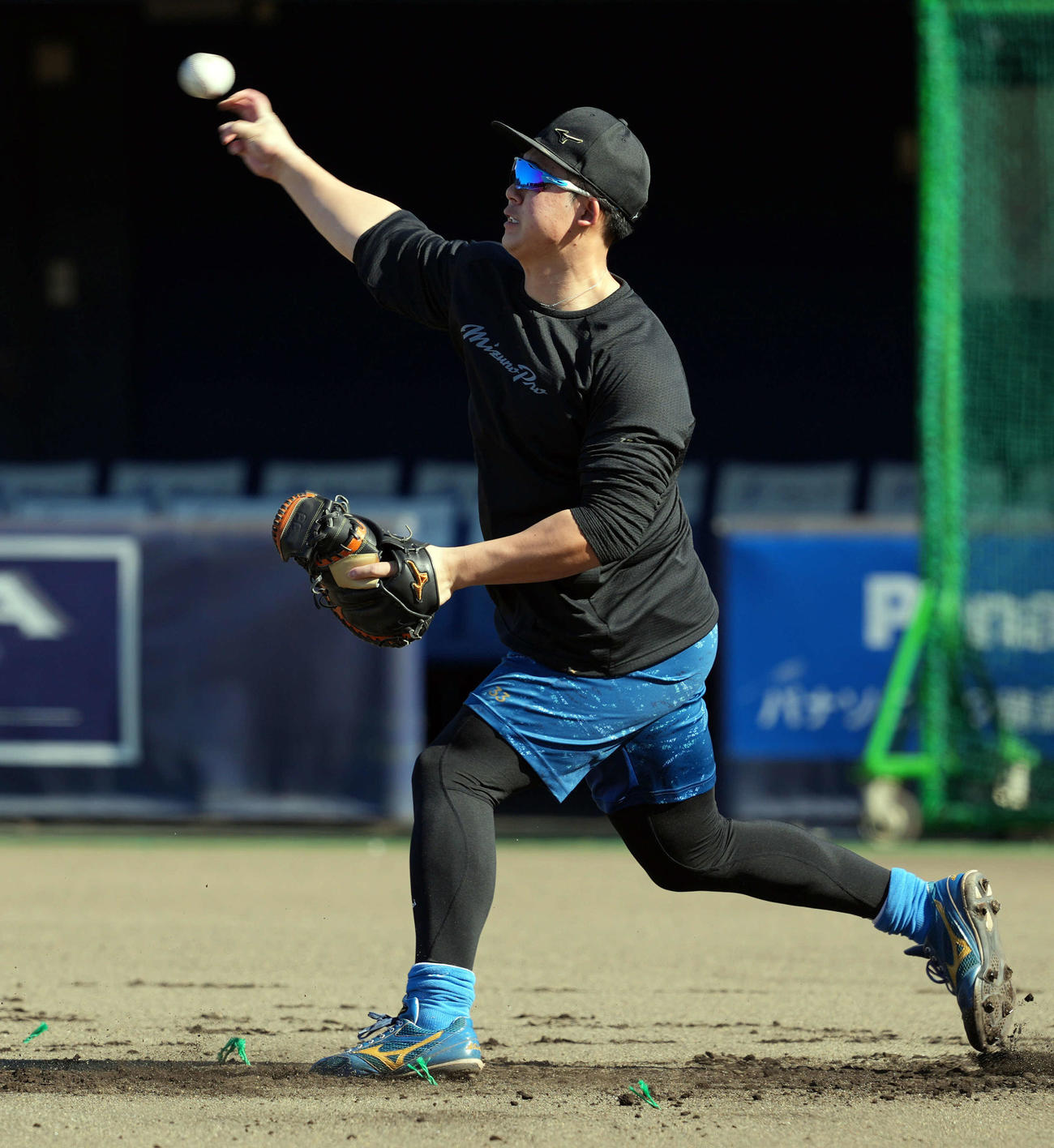 送球練習をする日本ハム進藤（撮影・たえ見朱実）