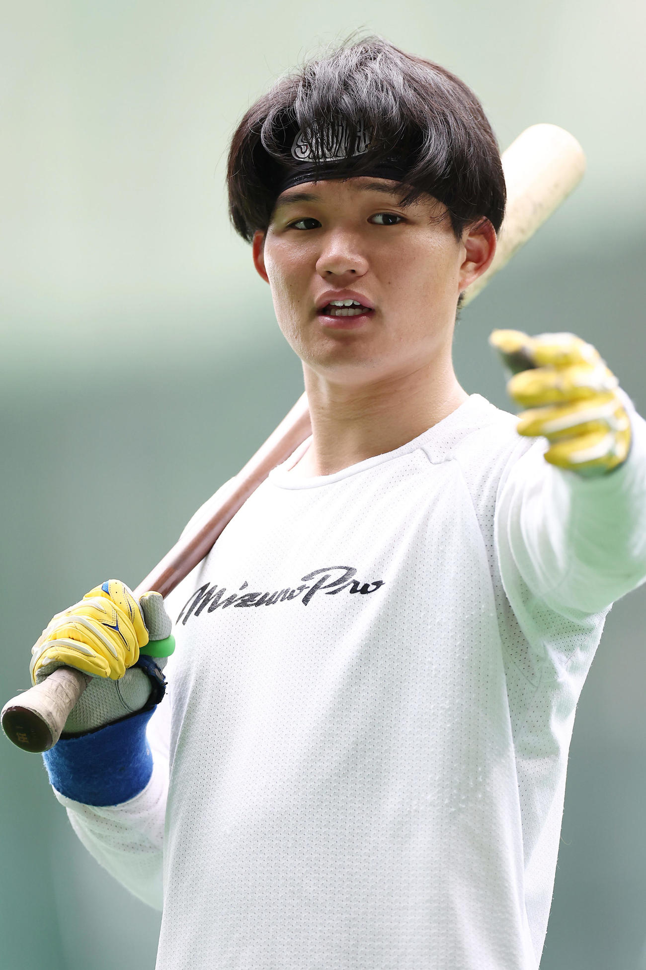 自主トレを公開し、打撃練習を行う阪神森下（撮影・前田充）