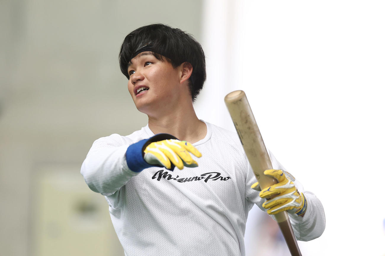 自主トレを公開し、打撃練習を行う阪神森下（撮影・前田充）